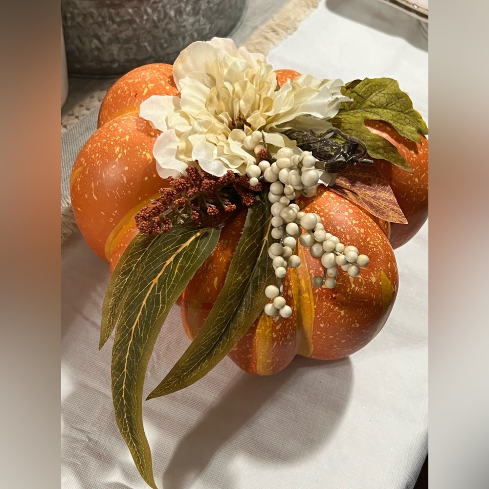 calvaza artificial decorada con flores y ojas artificiales 🍁🍂